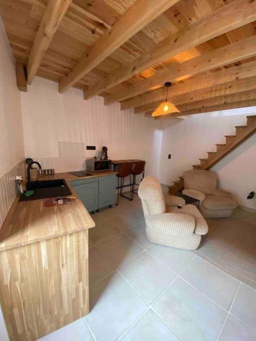Petite Maison De Village Ebreuil Exterior photo